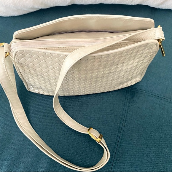 Silver/ Pearl Ganson San Francisco leather bag. Gold accents. - Picture 7 of 10